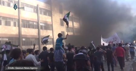 Gęsty dym nad Aleppo. Mieszkańcy palą opony, żeby utrudnić naloty