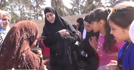 Kobiety z miasta odbitego z rąk ISIS publicznie palą burkę