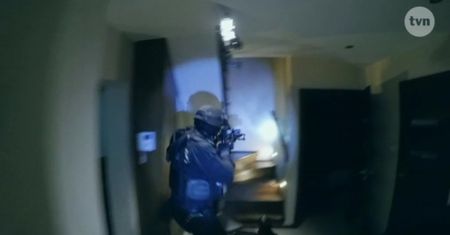 Policyjny szturm na dom porywaczy w 2321. odcinku "Na Wspólnej"