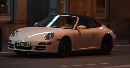 Doda w ultrakrótkich szortach wsiada do swojego Porsche