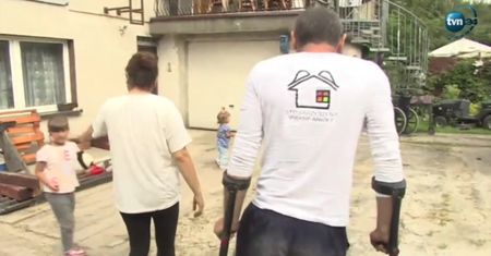 Stracił nogę, teraz za darmo pomaga remontować mieszkania