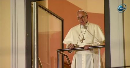 Franciszek w oknie papieskim do pielgrzymów: "Dobry wieczór!"