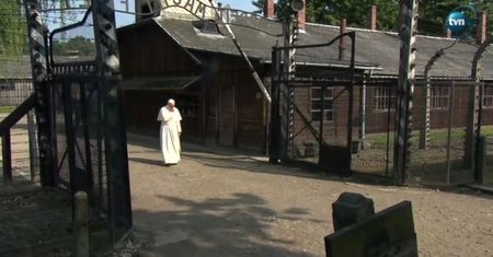 Franciszek w Auschwitz. Samotnie przeszedł przez bramę obozu