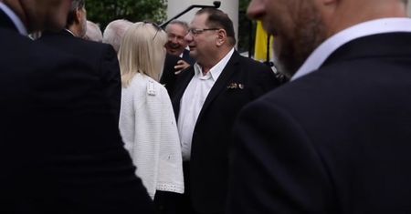 Kulczyk obejmuje Staraka po mszy rocznicowej śmierci Kulczyka