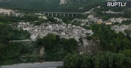 Miejscowość Pescara del Trono po katastrofalnym trzęsieniu ziemi we Włoszech. Zdjęcia z drona