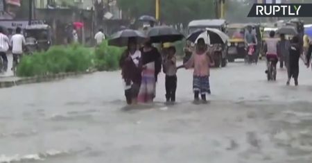 Dramatyczny bilans powodzi w Indiach: 135 ofiar śmiertelnych i miliony bez dachu nad głową