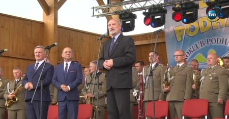 Macierewicz tworzy korpus obrony terytorialnej. "Elementem będą aerokluby"