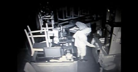 Schowali się w restauracji i ją okradli