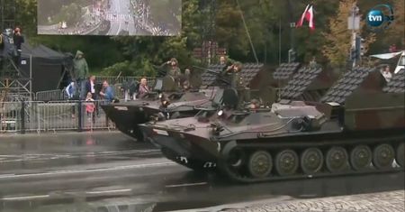 "Zafascynowany" defiladą Duda podczas obchodów święta Wojska Polskiego...