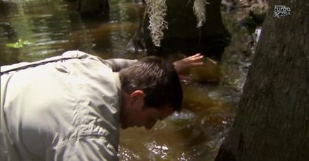 Bear Grylls z własnej dłoni zrobił przynętę na rybę. Oto jak się to skończyło [Szkoła przetrwania]