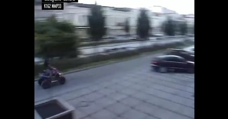 Uciekał przez centrum miasta na quadzie.