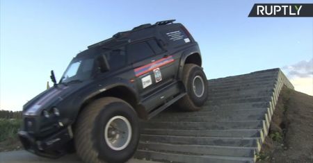Ten pojazd wjedzie wszędzie. Oto terenowa amfibia ratownicza