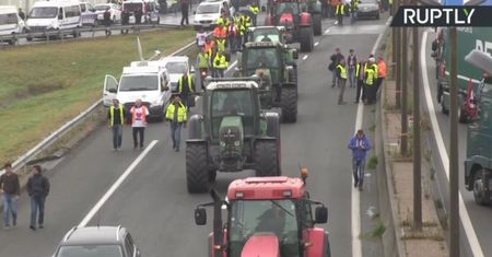Zaostrza się sytuacja w Calais. Ciężarówki blokują dojazd do "dżungli"