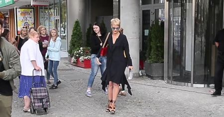 Kożuchowska pozuje z fanami pod TVN-em