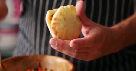 #mniammniam Zachwycająco prosta sałatka. Pieczone warzywa i chlebek pita