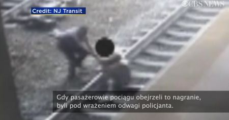 Policjant uratował mężczyznę przed nadjeżdżającym pociągiem