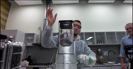 Telefon vs tani blender, czyli "Will It Blend?" po polsku - Komorkomania.pl