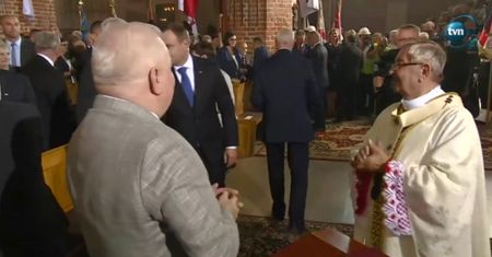 Duda podaje rękę Lechowi Wałęsie