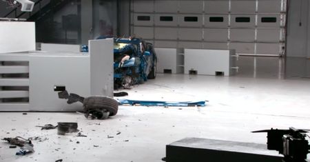 Chevrolet Camaro - crash test IIHS 2016
