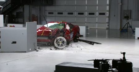 Ford Mustang - IIHS crash test 2016