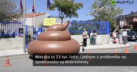 Nietypowa instalacja ma nauczyć mieszkańców miasteczka sprzątania po psach