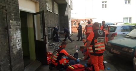 Jest zarzut dla mężczyzny, który wypadł z okna, a potem zaatakował policjantów