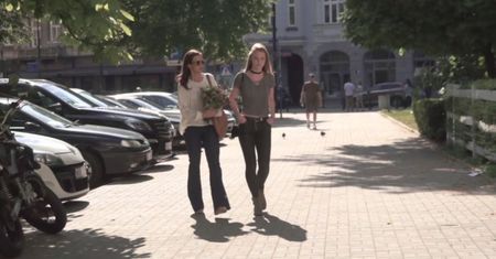 Rusin z mamą i córkami w restauracji