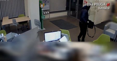 Zamaskowany mężczyzna obrabował bank w Katowicach. Policja publikuje nagranie