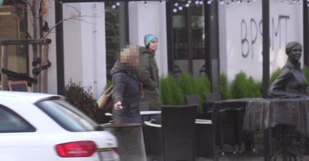 Smutna Kołakowska pali papierosa