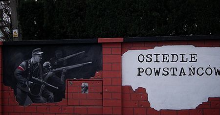 Kompromitujący mural w Łomiankach. Reporter WP pojechał naprawić błąd grafika