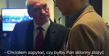 Pytamy Antoniego Macierewicza, czy podpisałby książkę Tomasz Piątka