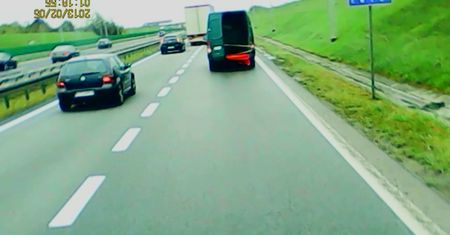 Zajechał drogę i doprowadził do zderzenia. Policja prosi o pomoc