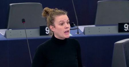 "Zwykły, szary człowiek" w parlamencie. Eurodeputowana o śmierci Piotra S.