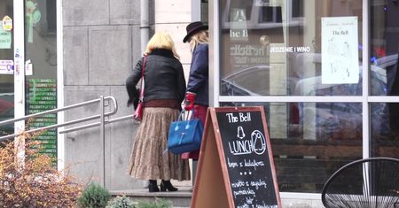 Rozczochrana Olejnik na obiedzie z mamą