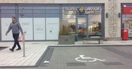Zarośnięty Deląg kupuje ekologiczne jabłka w warzywniaku