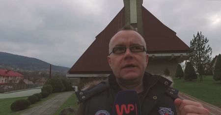 Proboszcz ściągnął dach z kościoła, sam jeździ porsche. Wierni wściekli