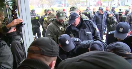 Protest w siedzibie Lasów Państwowych. Policja usuwa ekologów