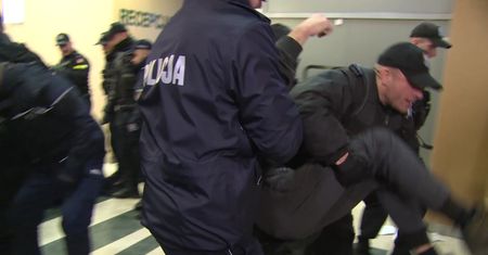 Policja usunęła ekologów z budynku Lasów Państwowych