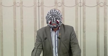Jan Rulewski w masce w Senacie. "Polska ma dzisiaj twarz pogrążoną w rozpaczy"