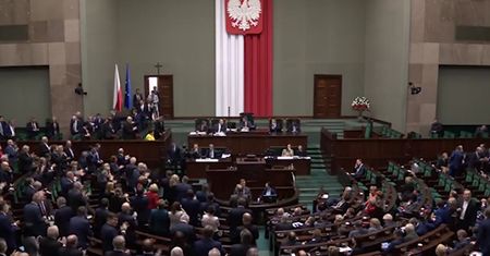 Gromkie brawa i kwiaty od prezesa. Szydło po głosowaniu nad votum nieufności