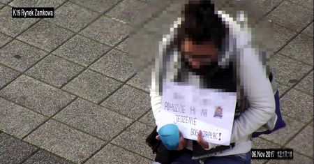 Niewdzięczna żebraczka z Rybnika. Jedzenie wyrzucała do kosza