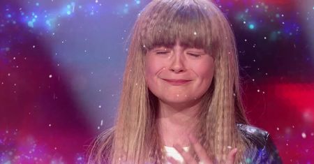 Górniak w plisowanej miniówce promuje świąteczny teledysk "The Voice of Poland Kids"