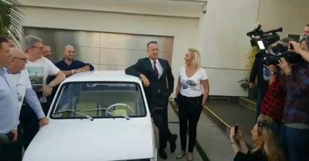 Maluch przekazany Tomowi Hanksowi - zobacz naszą transmisję