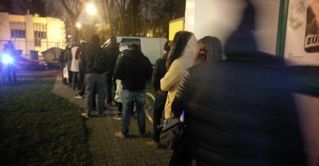 Paczkomaty pękają w szwach. Ludzie stoją w kolejkach po kilka godzin