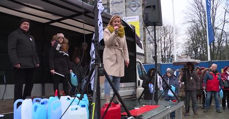 Prezydent w parlamencie. Protesty przed Sejmem