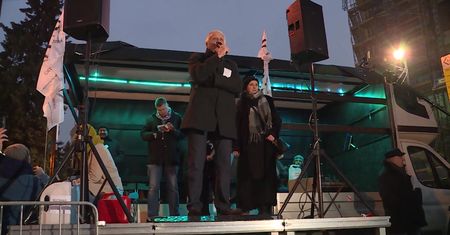 Niesiołowski przed Sejmem: Hańba tym, którzy łamią demokrację