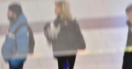Rozczochrana Ewa Kasprzyk czeka w kolejce do kantoru