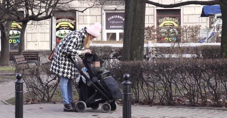 Burzyńska zabawia dziecko tabletem na spacerze