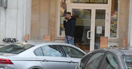 Karolak walczy o rodzinne relacje z papierosem w ręce