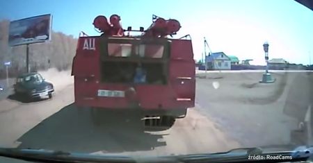 Awantura kierowcy i motocyklisty. Autor nagrania wkroczył do akcji